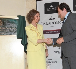 Doña Sofía tras descubrir una placa conmemorativa de la inauguración, saluda al presidente del Principado de Asturias
